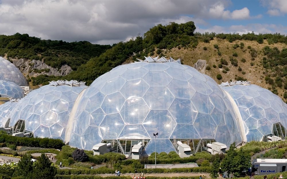 Les dômes géodésiques translucides de l'Eden Project : une base qui abrite son propre climat.