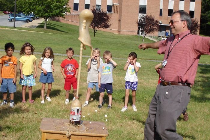 Geyser de soda Mentos qui jaillit : expérience scientifique spectaculaire.